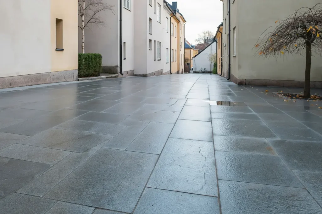 stenlagd torgpassage med granith llar i m llev ngen rikst ckande